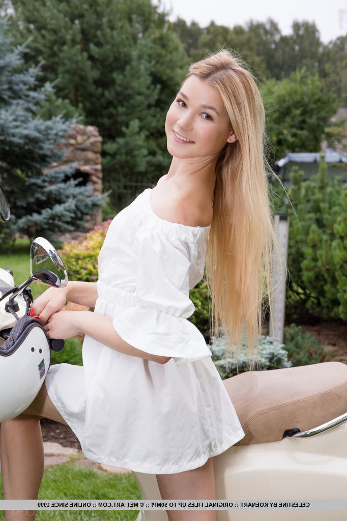 18P La dulce joven rubia Celestine se desnuda totalmente sobre una Vespa nueva