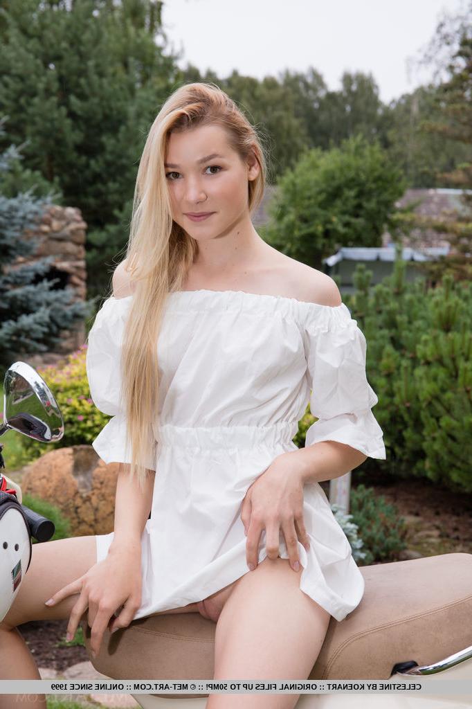 18P La dulce joven rubia Celestine se desnuda totalmente sobre una Vespa nueva