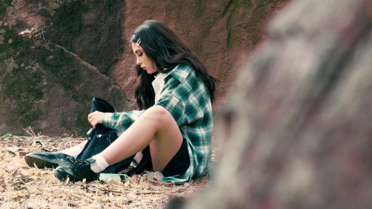 20P A estudante lésbica April Olsen e sua namorada sexy se lambem de buceta