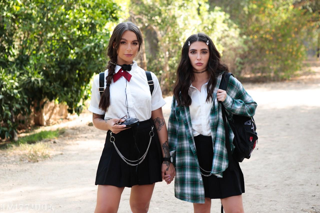 20P A estudante lésbica April Olsen e sua namorada sexy se lambem de buceta