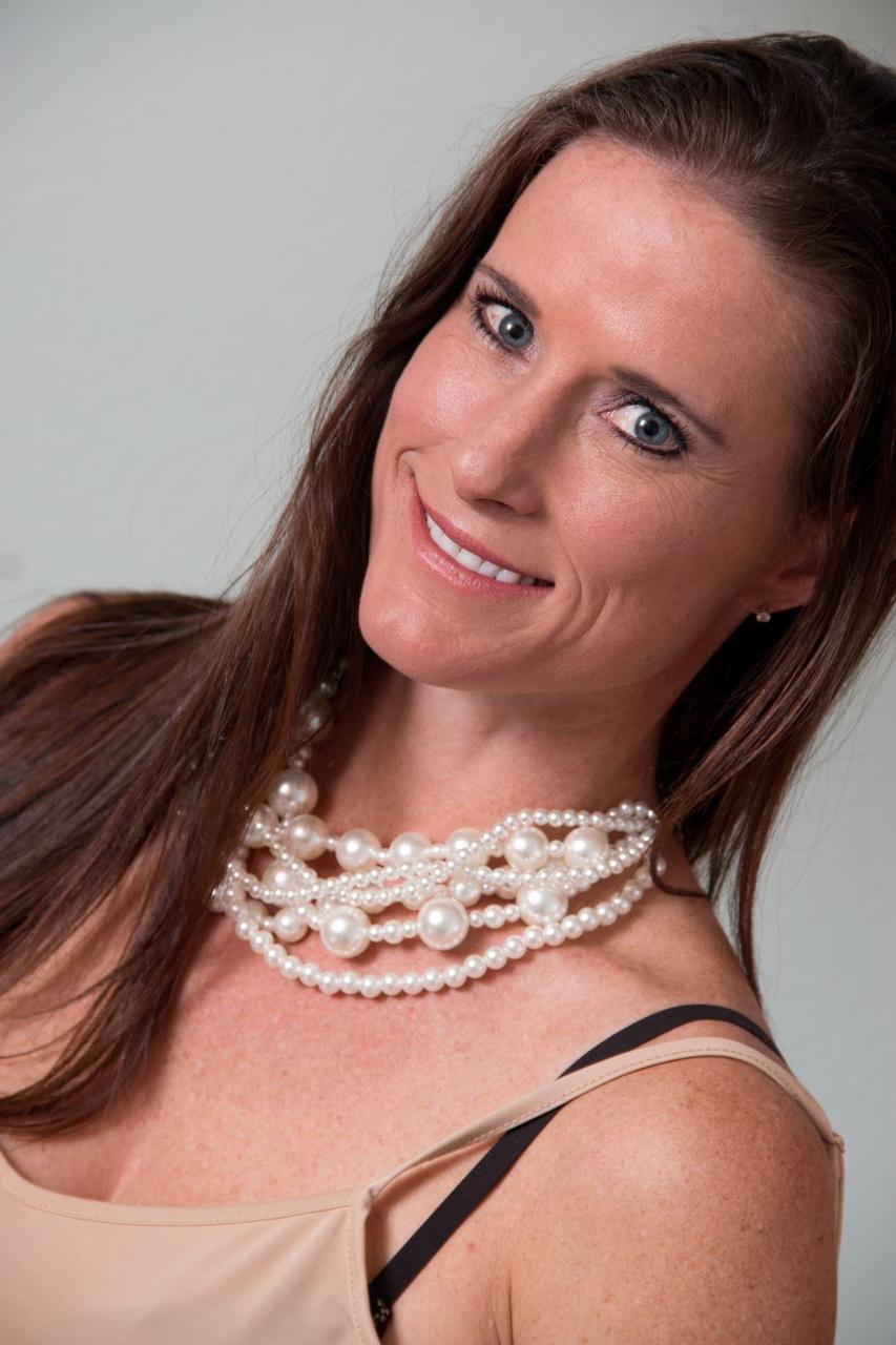 20P La picante MILF Sofie Marie se desnuda y hace alarde de su gran culo y sus pequeñas tetas