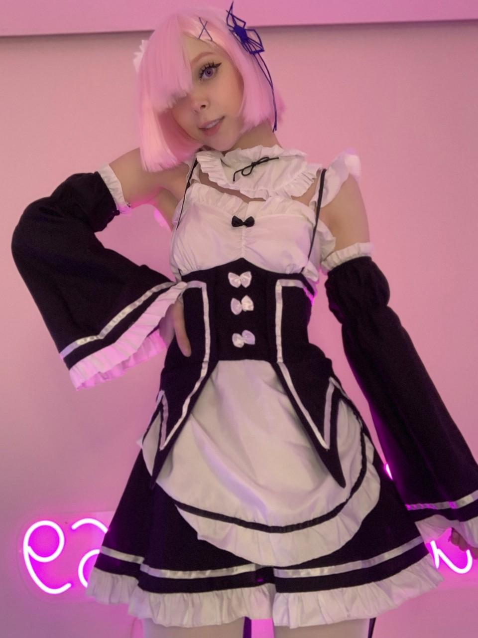 20P Das sexy OnlyFans-Babe Little Kitty posiert in ihrer heißen Dienstmädchenuniform in einem Solo