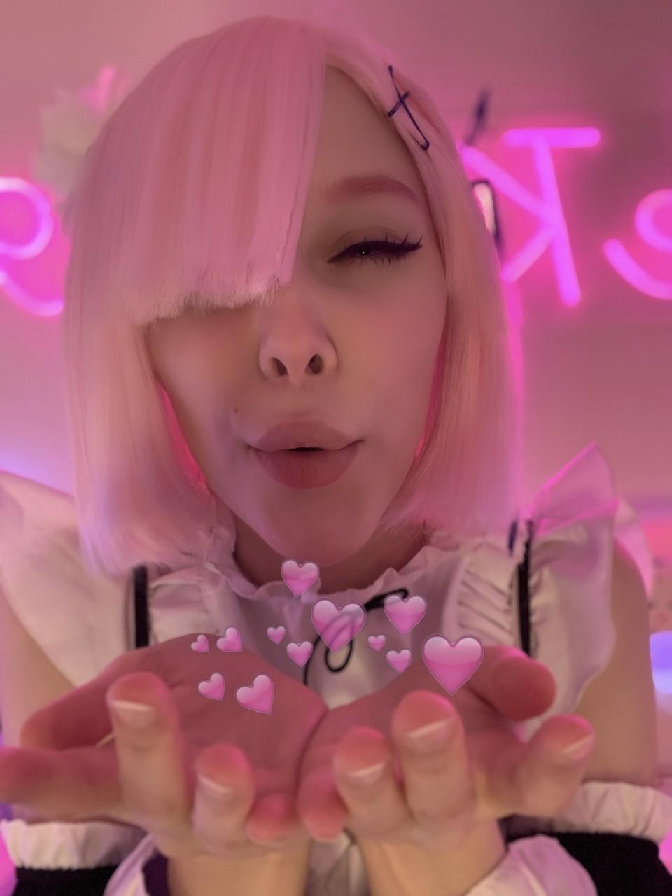 20P Das sexy OnlyFans-Babe Little Kitty posiert in ihrer heißen Dienstmädchenuniform in einem Solo
