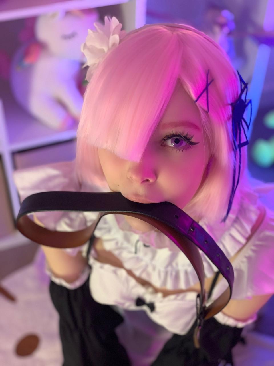 20P Das sexy OnlyFans-Babe Little Kitty posiert in ihrer heißen Dienstmädchenuniform in einem Solo