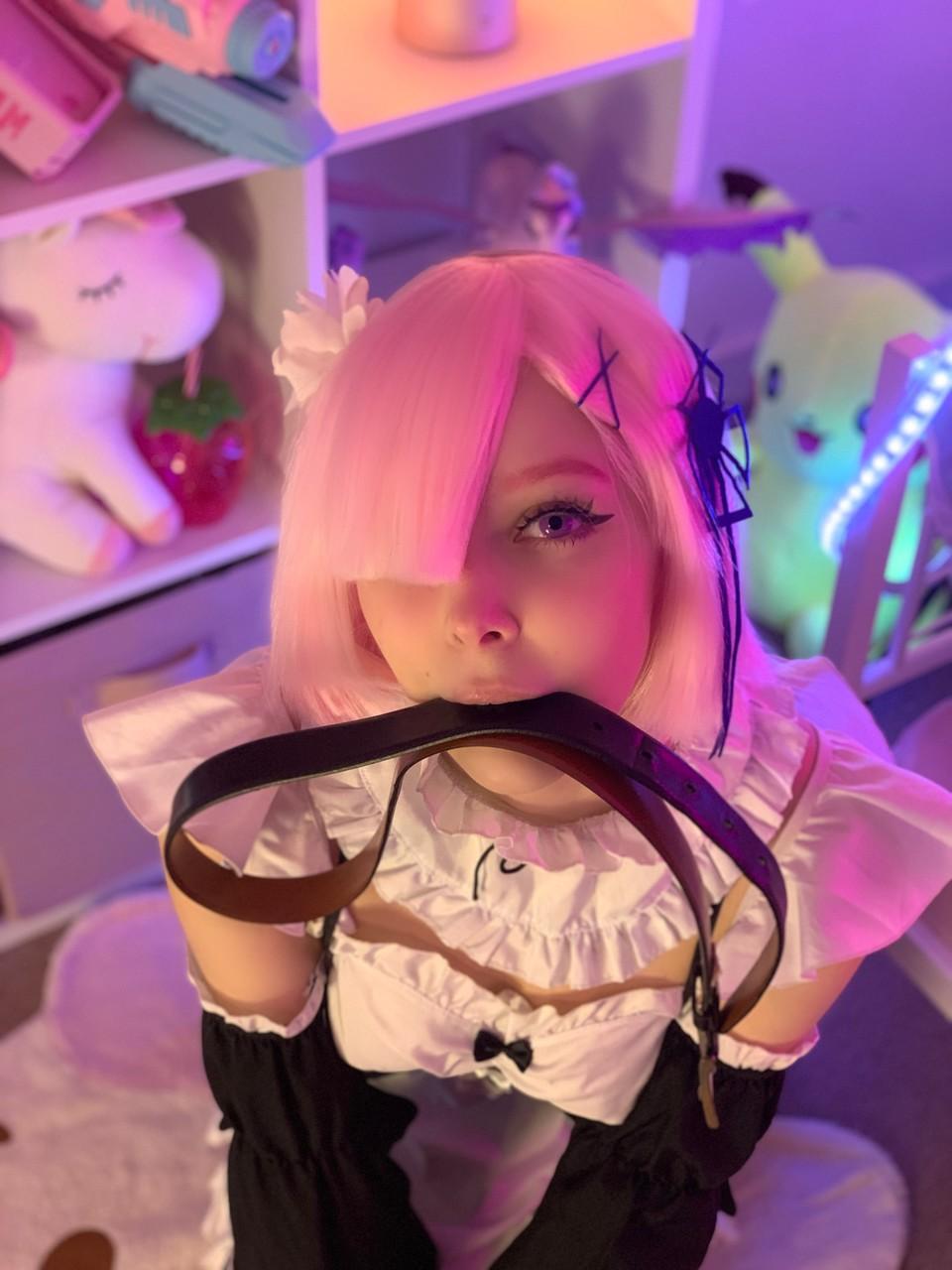 20P Das sexy OnlyFans-Babe Little Kitty posiert in ihrer heißen Dienstmädchenuniform in einem Solo