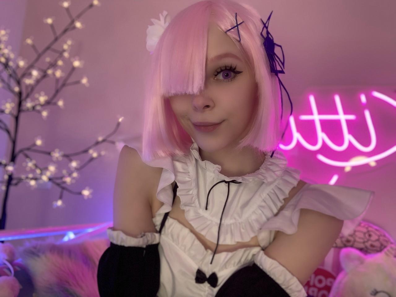 20P Das sexy OnlyFans-Babe Little Kitty posiert in ihrer heißen Dienstmädchenuniform in einem Solo