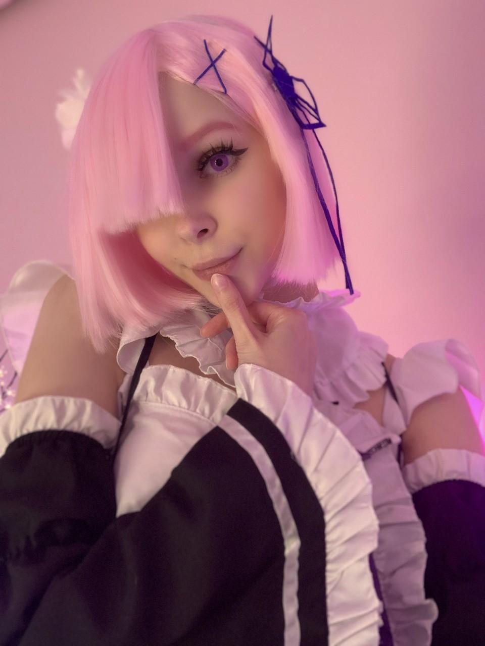 20P Das sexy OnlyFans-Babe Little Kitty posiert in ihrer heißen Dienstmädchenuniform in einem Solo