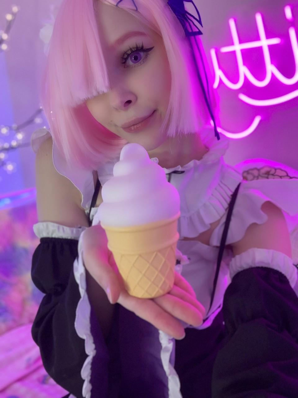 20P Das sexy OnlyFans-Babe Little Kitty posiert in ihrer heißen Dienstmädchenuniform in einem Solo