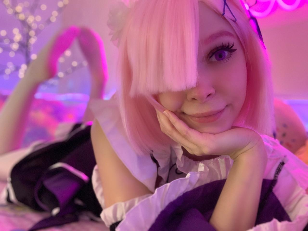 20P Das sexy OnlyFans-Babe Little Kitty posiert in ihrer heißen Dienstmädchenuniform in einem Solo