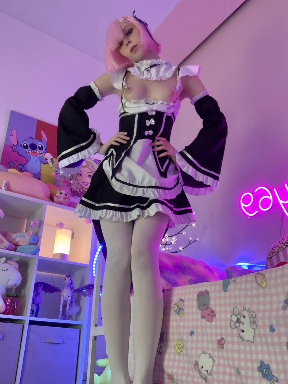 20P Das sexy OnlyFans-Babe Little Kitty posiert in ihrer heißen Dienstmädchenuniform in einem Solo