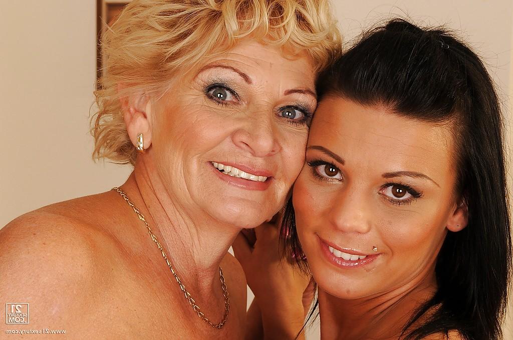 16P Lesbiana madura en medias posa con una jovencita desnuda