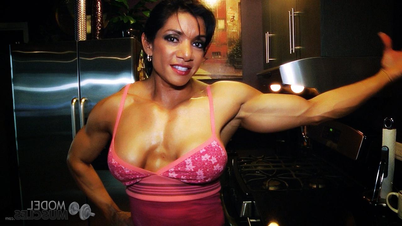 20P A fisiculturista americana Marina Lopez mostra seus bíceps e exibe seu decote