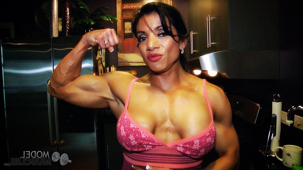 20P A fisiculturista americana Marina Lopez mostra seus bíceps e exibe seu decote