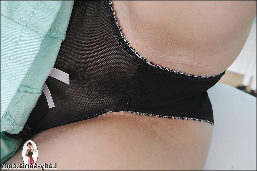 15P Senhora madura atrevida em meias brancas provocando sua vulva através da calcinha