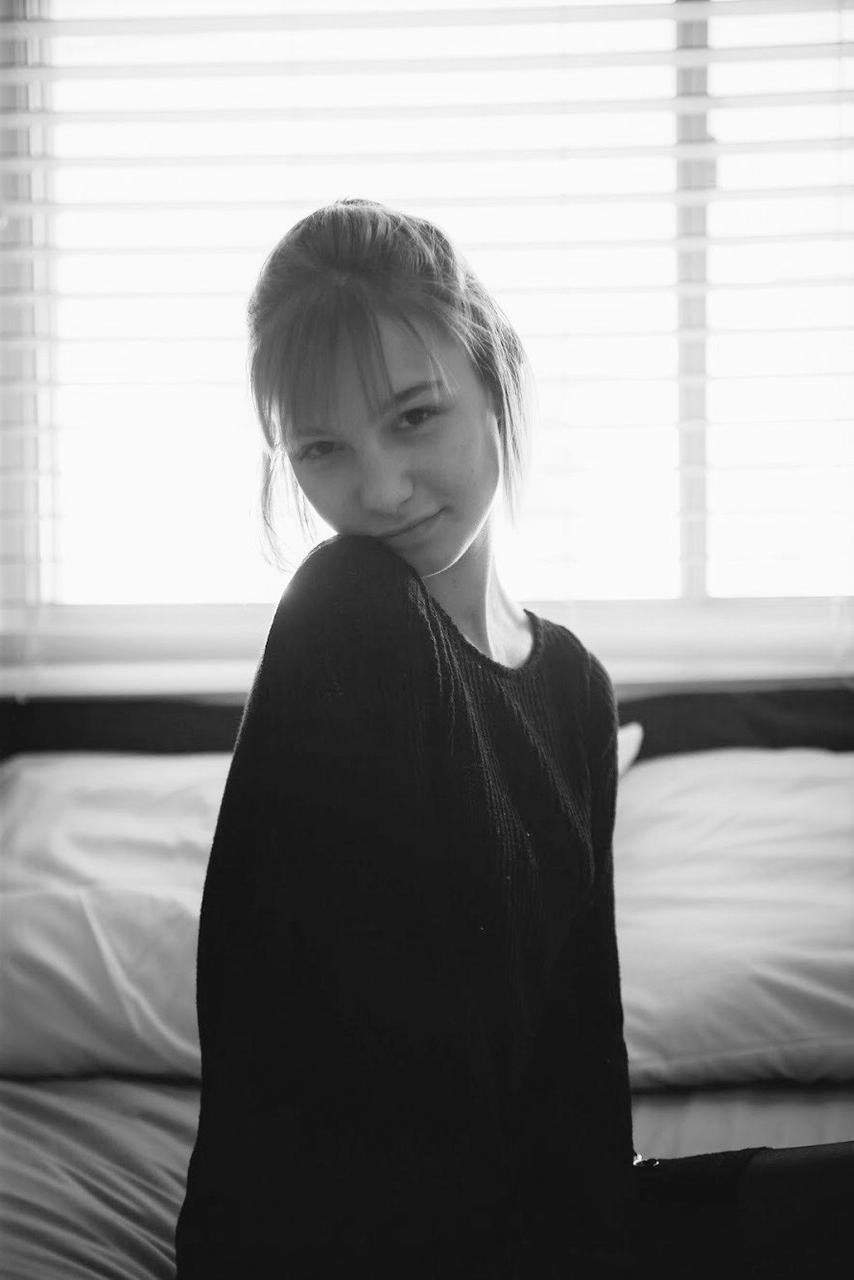 15P Adorable inked babe Eveelyn SG shows her cute boobs and poses in the morning