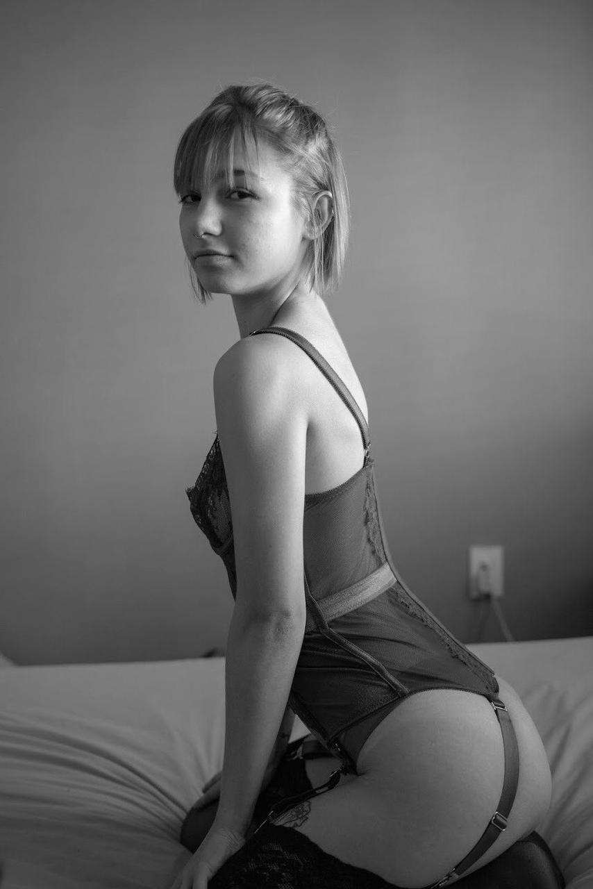 15P Adorable inked babe Eveelyn SG shows her cute boobs and poses in the morning