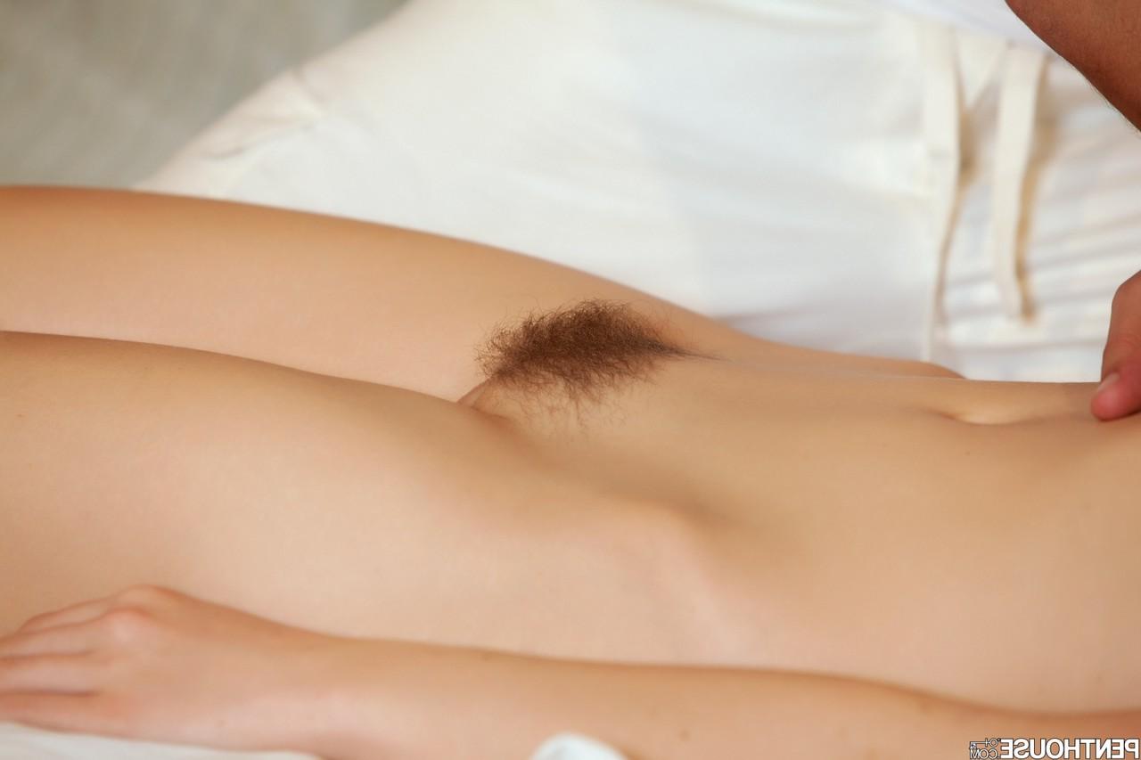 17P Die hübsche Brünette Jessie Andrews wird nach der Massage hart gefickt und vollgespritzt