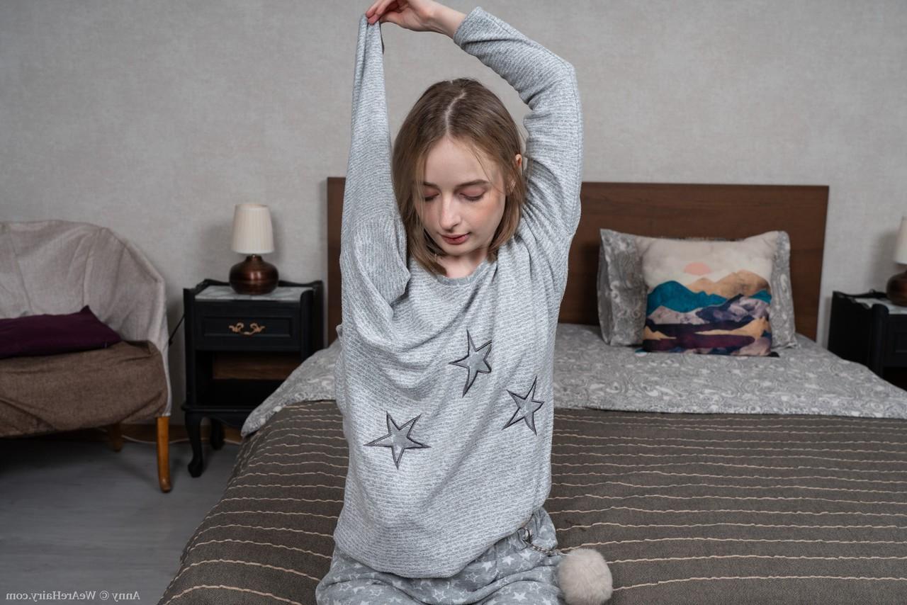 20P Anny, amatrice maigre, se déshabille en solo et joue avec sa chatte poilue.