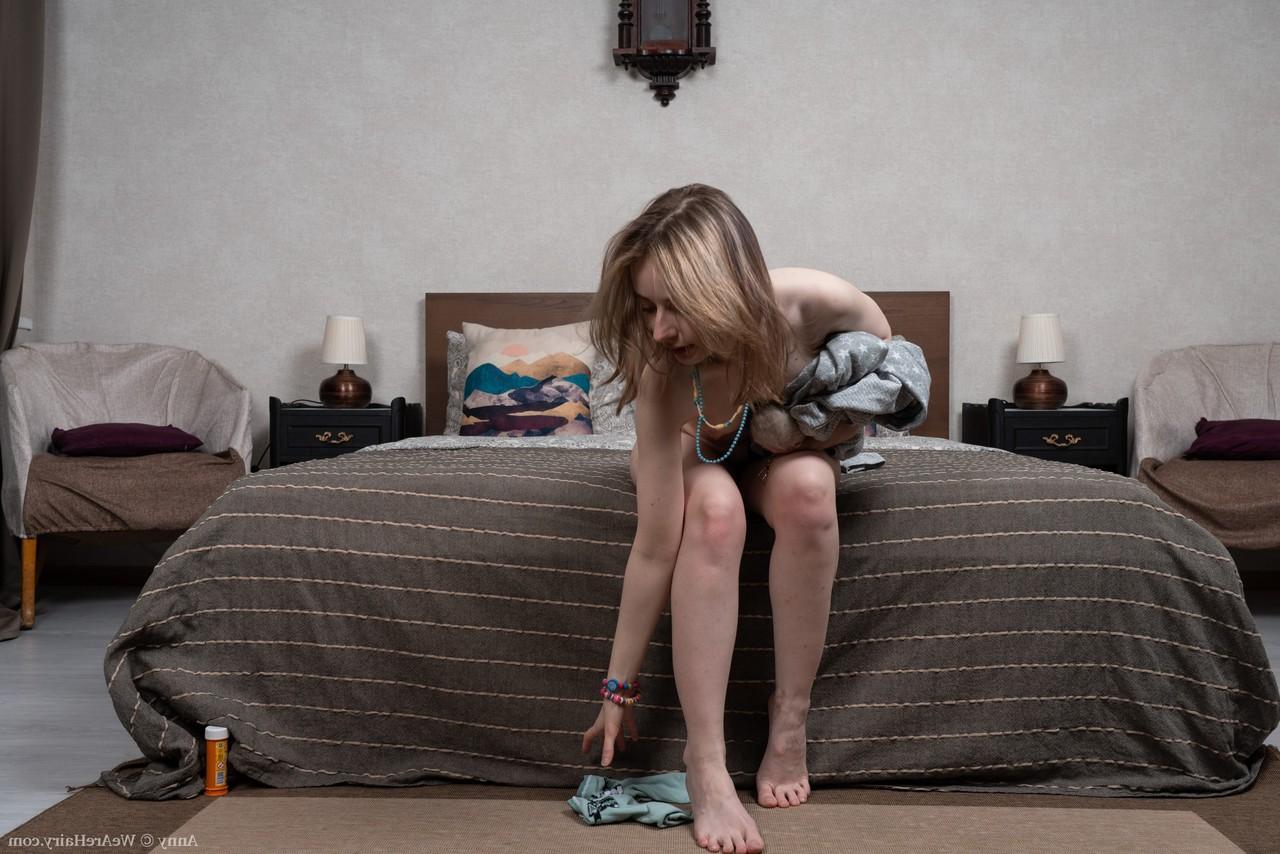 20P Anny, amatrice maigre, se déshabille en solo et joue avec sa chatte poilue.
