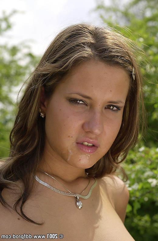 20P La joven europea con bonitas naturales Jenny Wings hace una mamada al aire libre