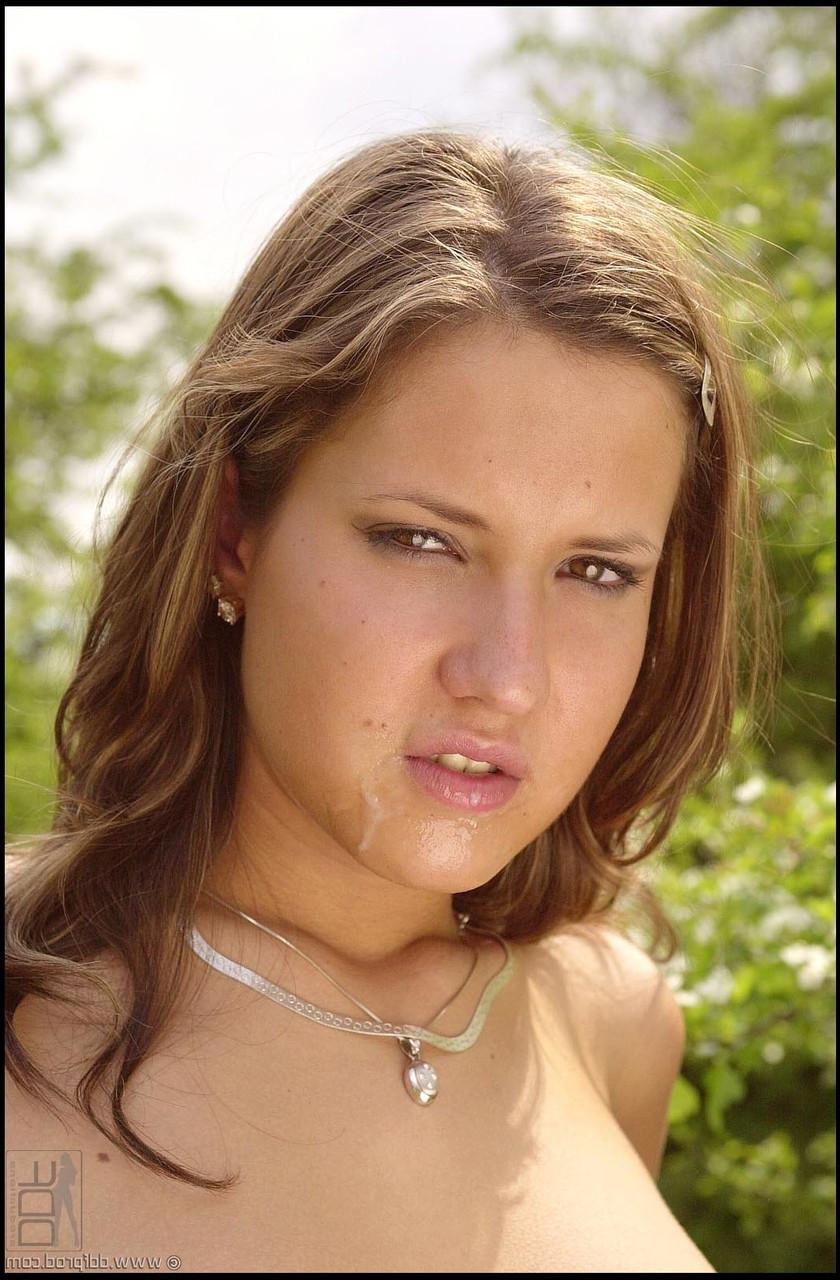 20P La joven europea con bonitas naturales Jenny Wings hace una mamada al aire libre
