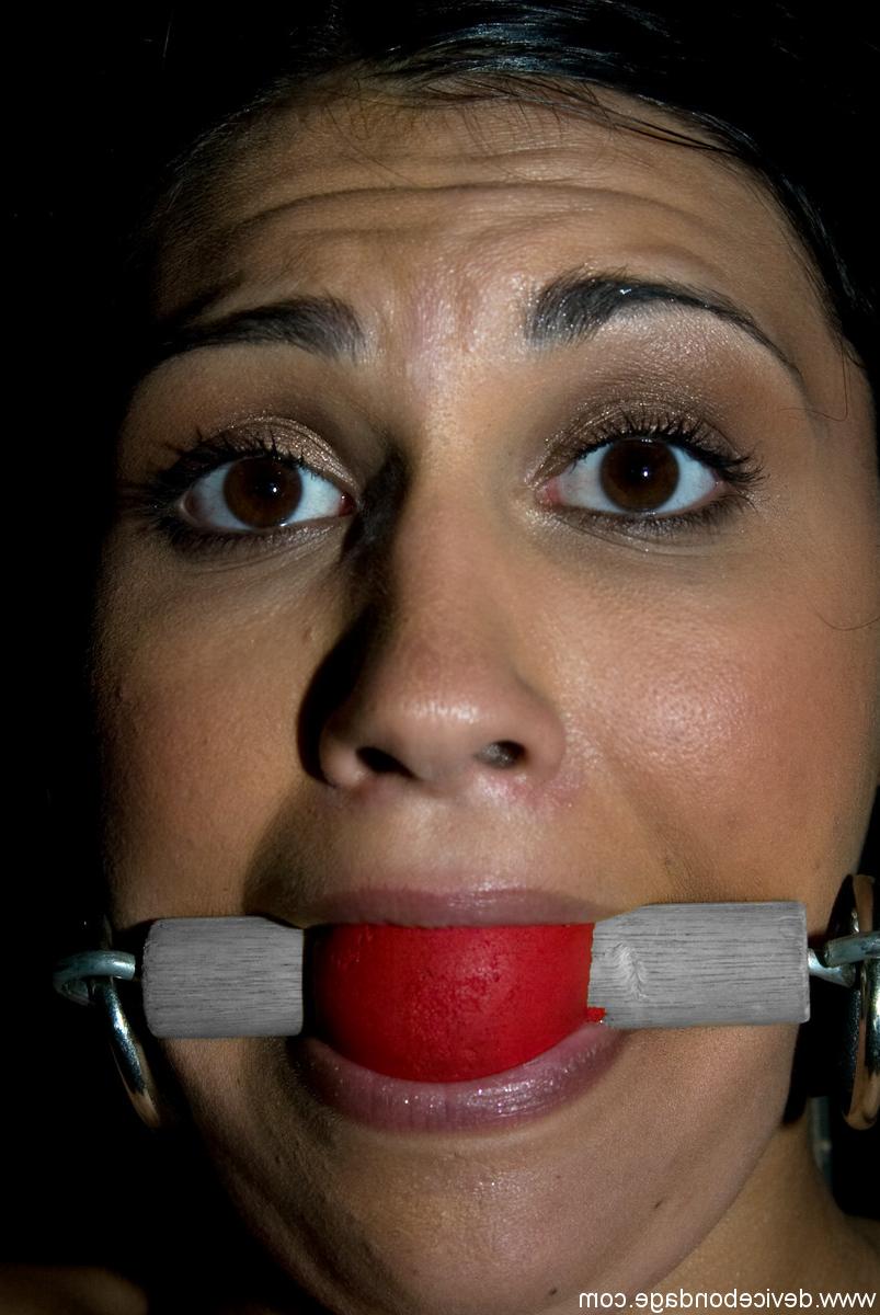 20P Miss Jade Indica, bâillonnée par une boule, subit un serrage douloureux du téton dans un bondage métallique