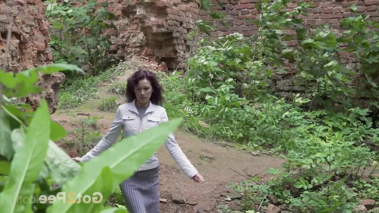 15P A garota branca Kristina é pega mijando em um local abandonado