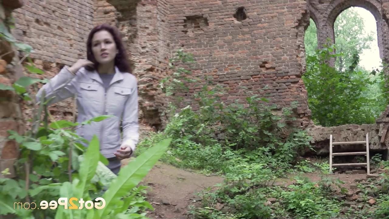 15P A garota branca Kristina é pega mijando em um local abandonado