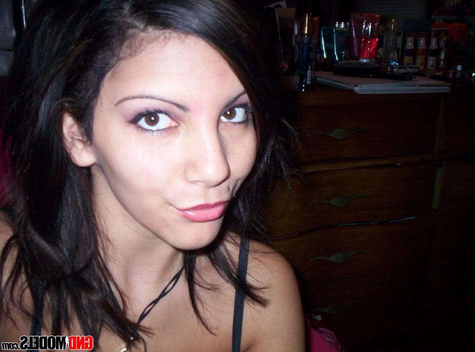 12P La brune Nikki se prend en photo lors d'un tournage solo très tentant.