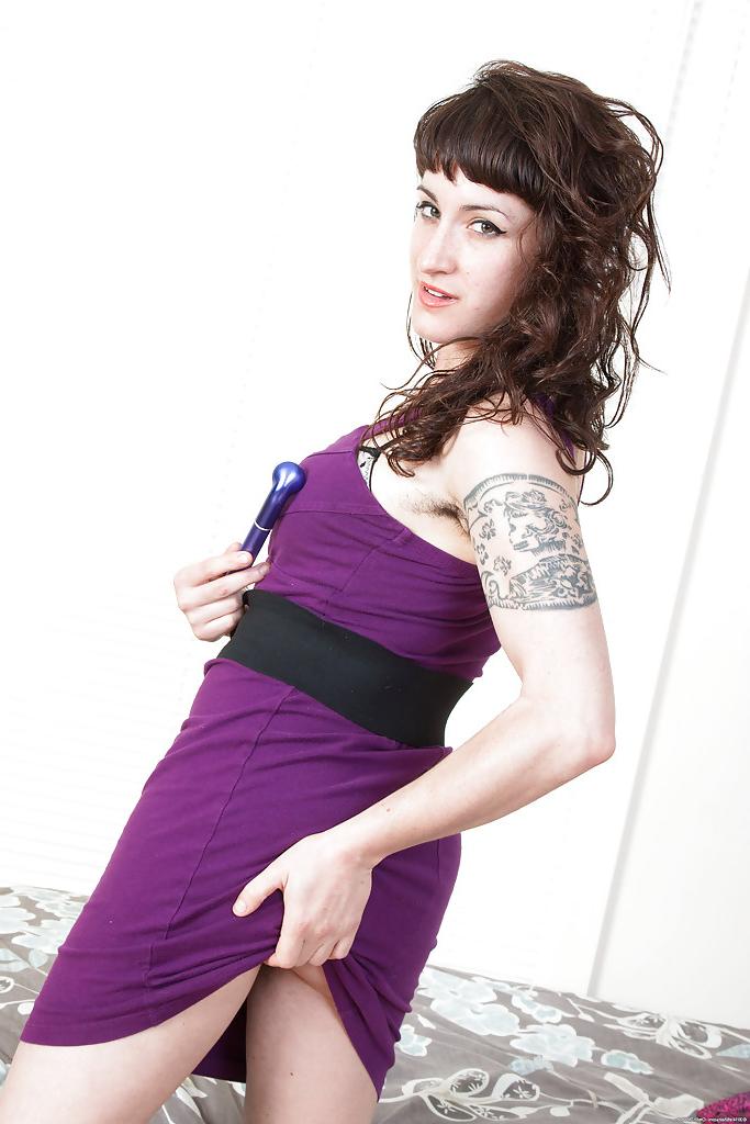 16P La madura tatuada Stacey Stax juega con el coño peludo mientras se masturba