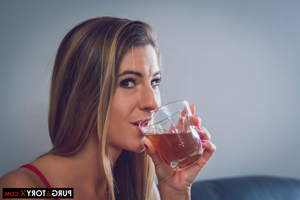 20P Tara Ashley et Cherie Deville envisagent le sexe lesbien avant d'opter pour un plan à trois.