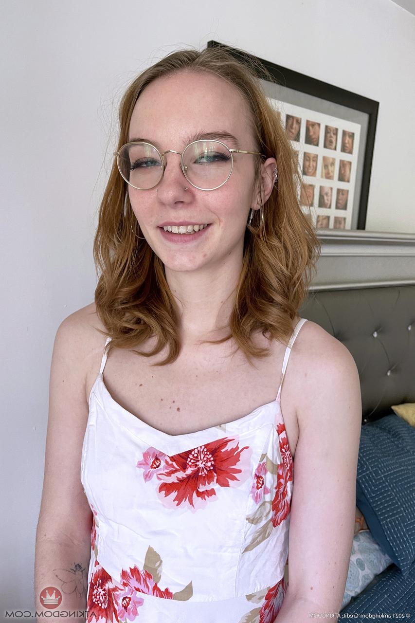 20P Das sexy Babe mit Brille Cierra Bell zeigt ihre unwiderstehliche rasierte Muschi aus nächster Nähe