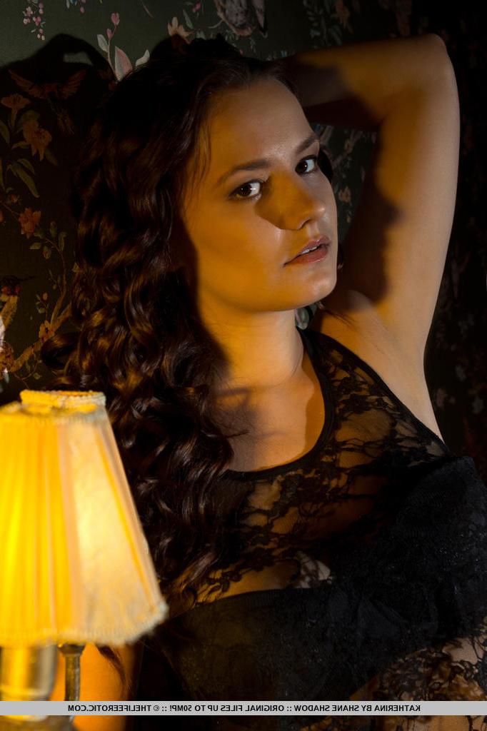 16P Junges Mädchen mit lockigen brünetten Haaren Katherina spreizt und fingert ihren Muff