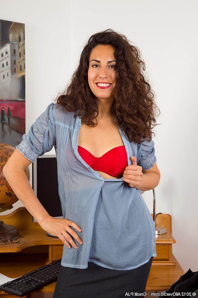 14P Isabelle, mulher com mais de 30 anos, expõe sua buceta natural em meia-calça transparente
