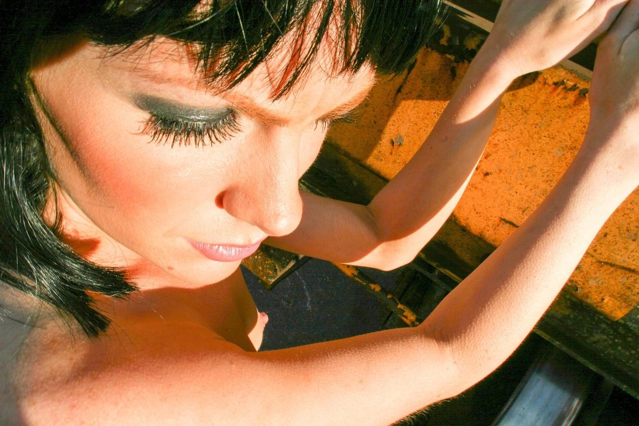 20P A morena Brittany Andrews exibe seus peitos grandes e posa em meias