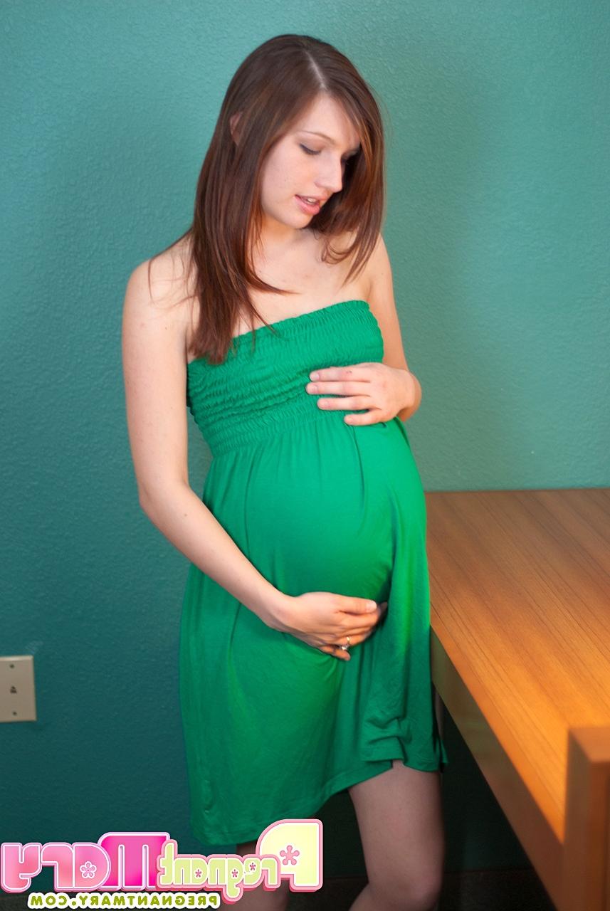 16P Hübsches Mädchen enthüllt ihren schwangeren Bauch, während es sich zum Masturbieren auszieht