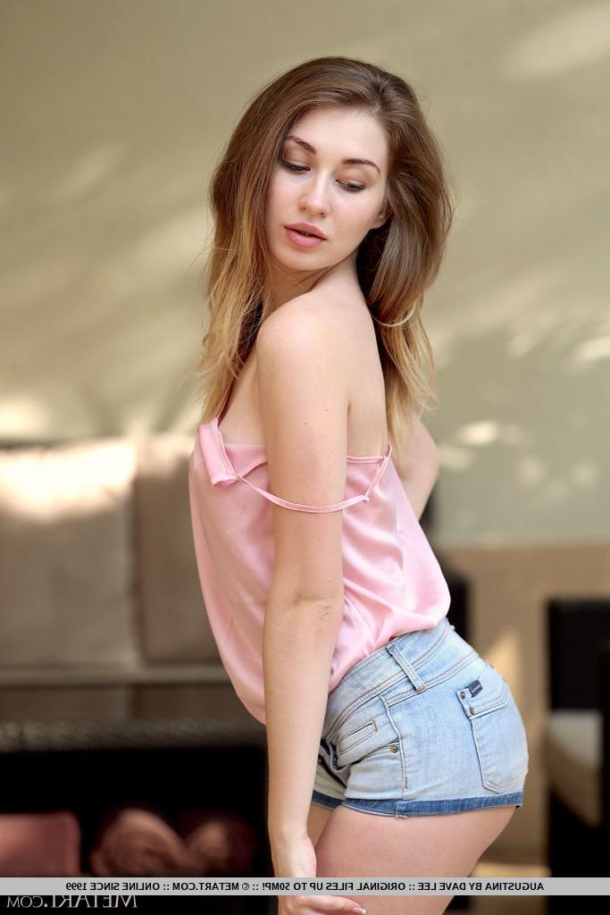 18P Das Teenie-Model Augustina enthüllt ihre haarlose Muschi, während sie sich am Pool auszieht