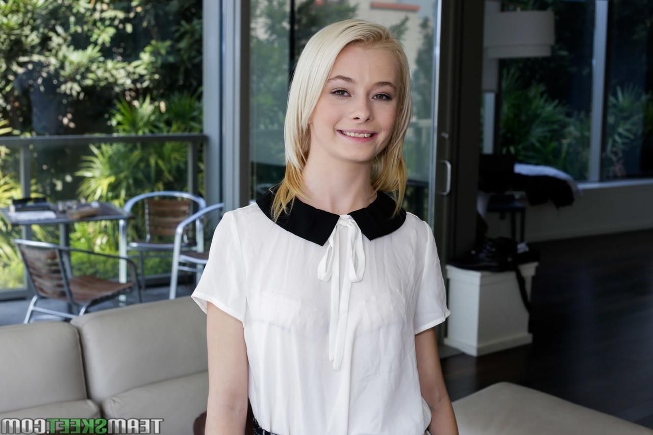17P La magnífica jovencita Maddy Rose provocando su coño mojado en una acción caliente en solitario