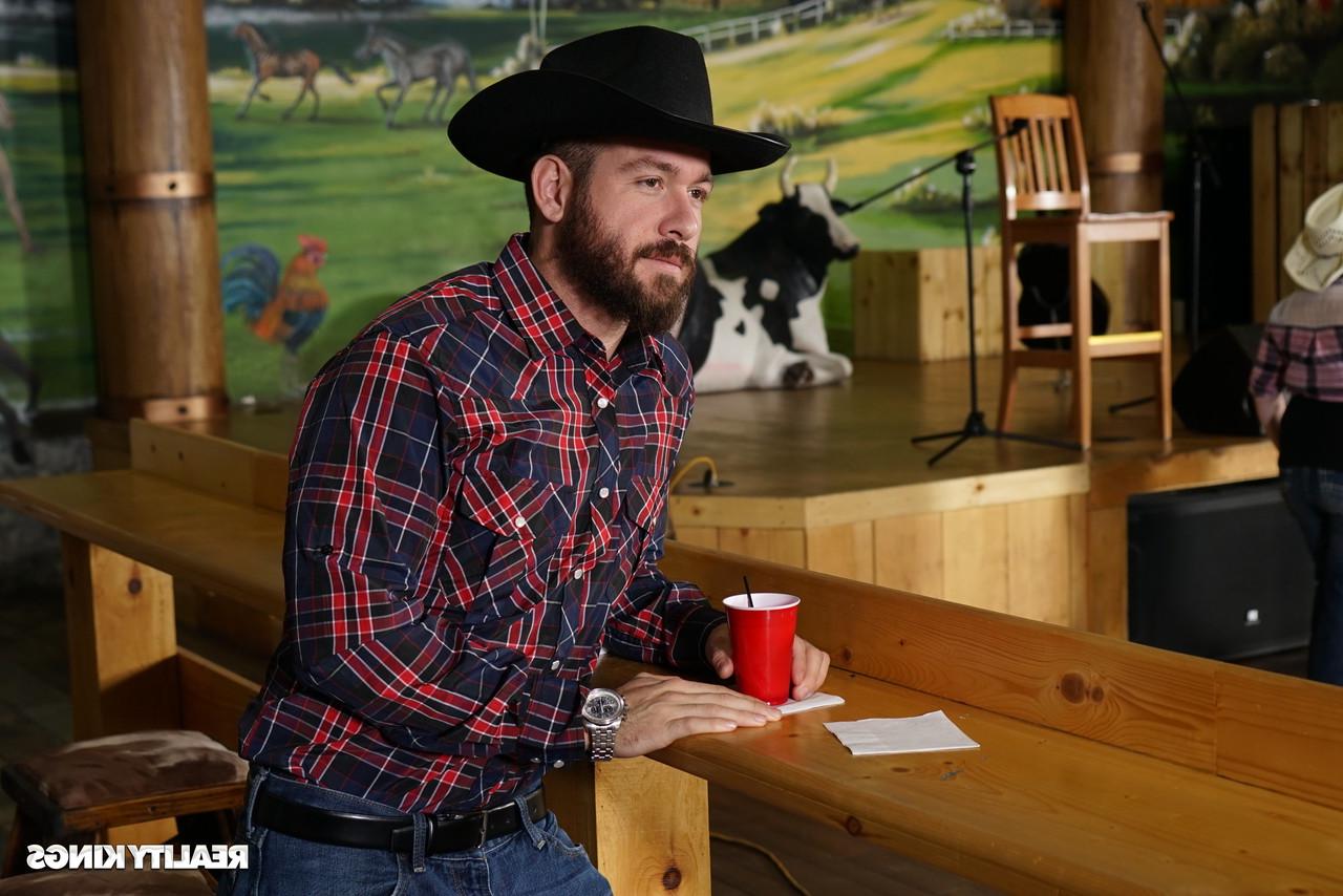20P A estrela pornô com peitos grandes Alexis Fawx fica satisfeita oralmente e é fodida por um cowboy