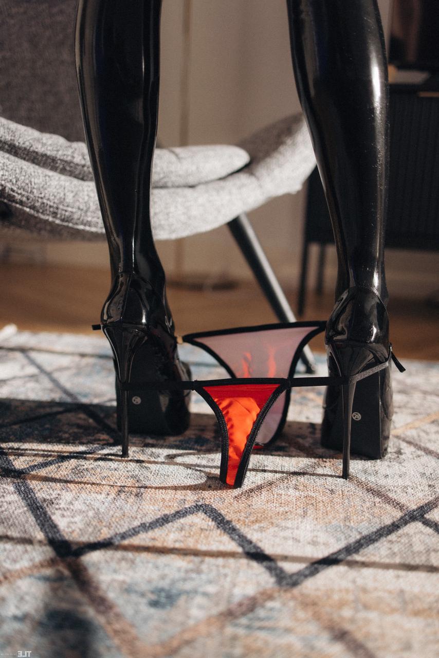 20P La chaude Samantha Rouge montre sa chatte de près tout en jouant avec un végétarien.
