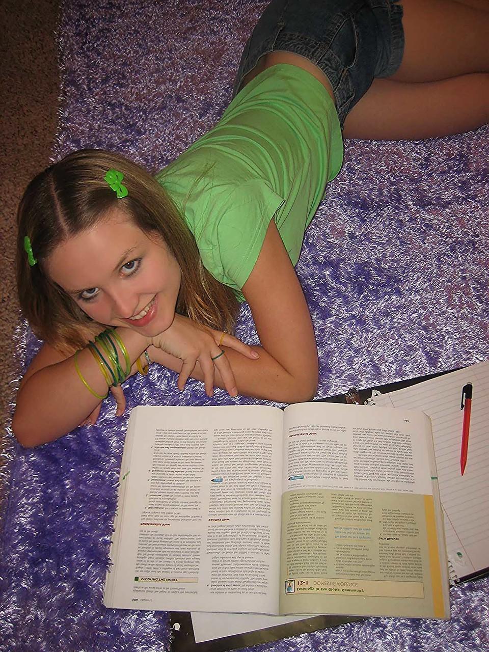 20P La mignonne amateur Kitty se déshabille et expose son gros cul après avoir fait ses devoirs.