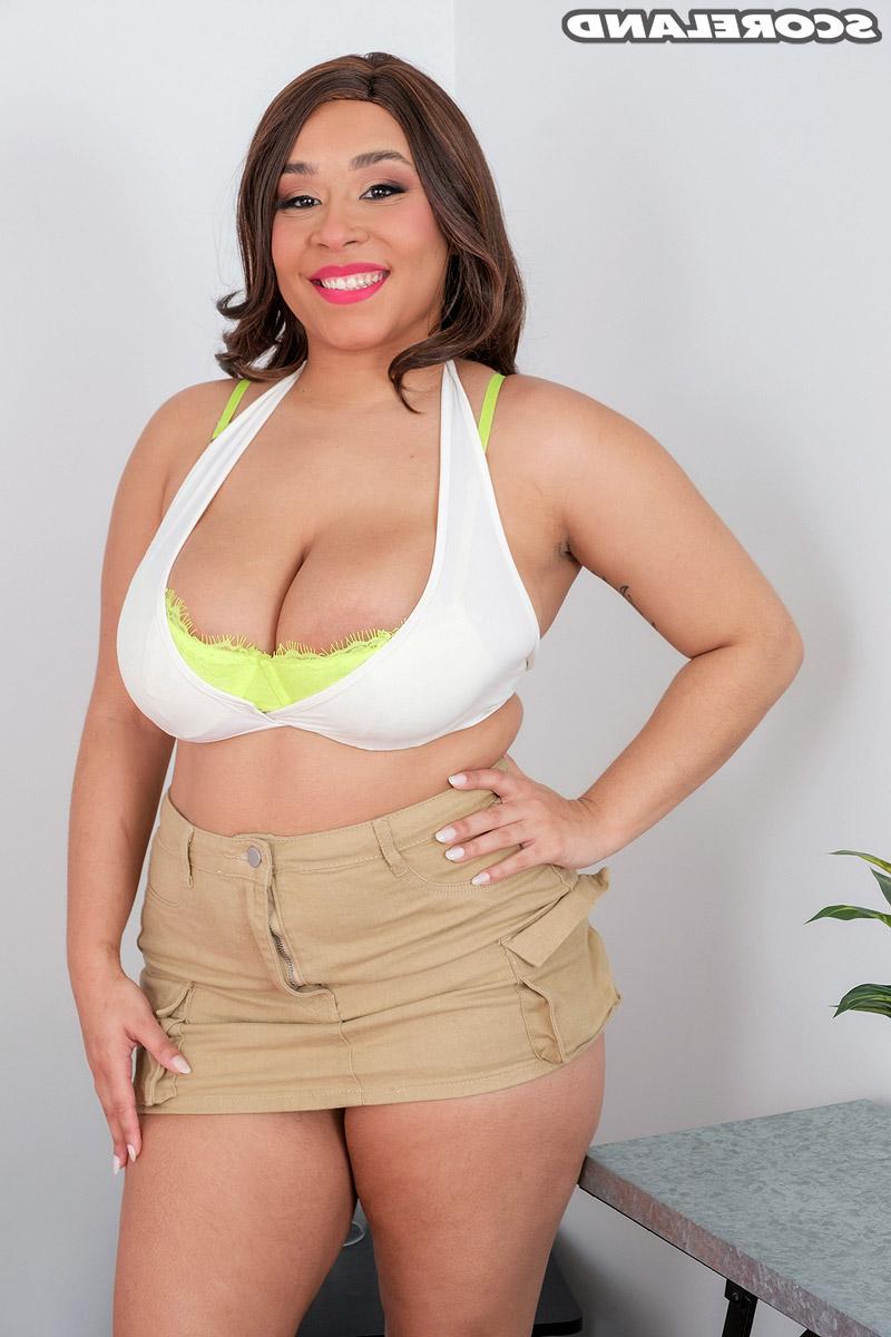 16P Juliana Dreams, une fille rondelette, libère ses gros seins en se déshabillant.