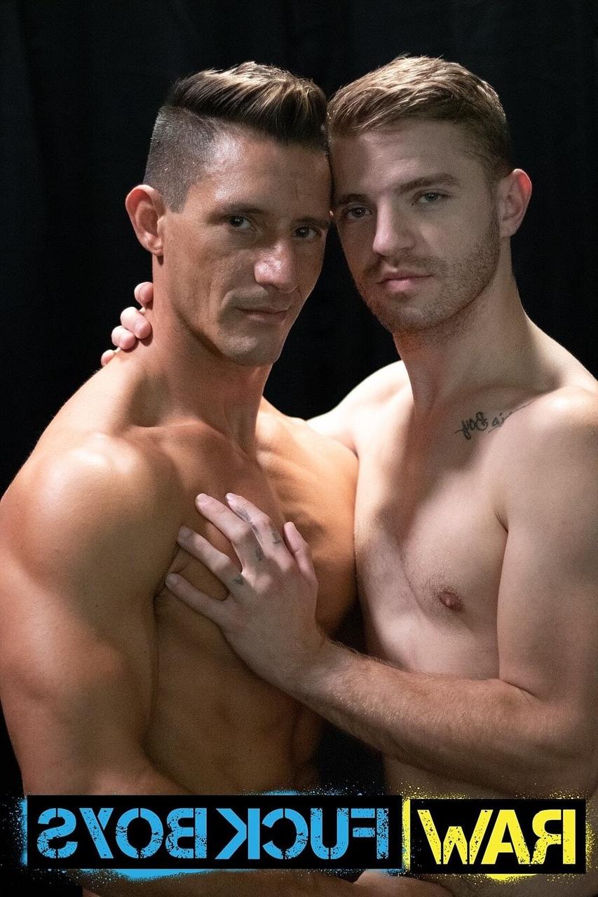 15P O gostoso gay maduro Jax Thirio de joelhos sendo fodido por Tom Bentley