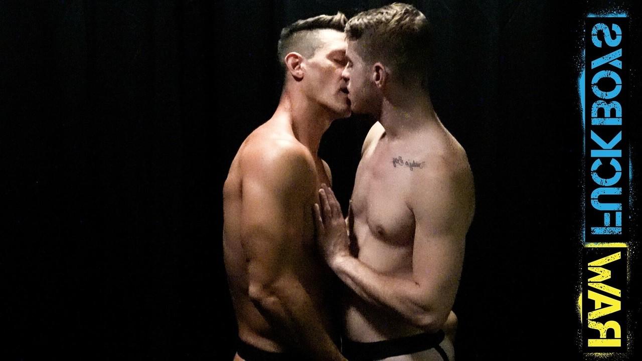 15P O gostoso gay maduro Jax Thirio de joelhos sendo fodido por Tom Bentley