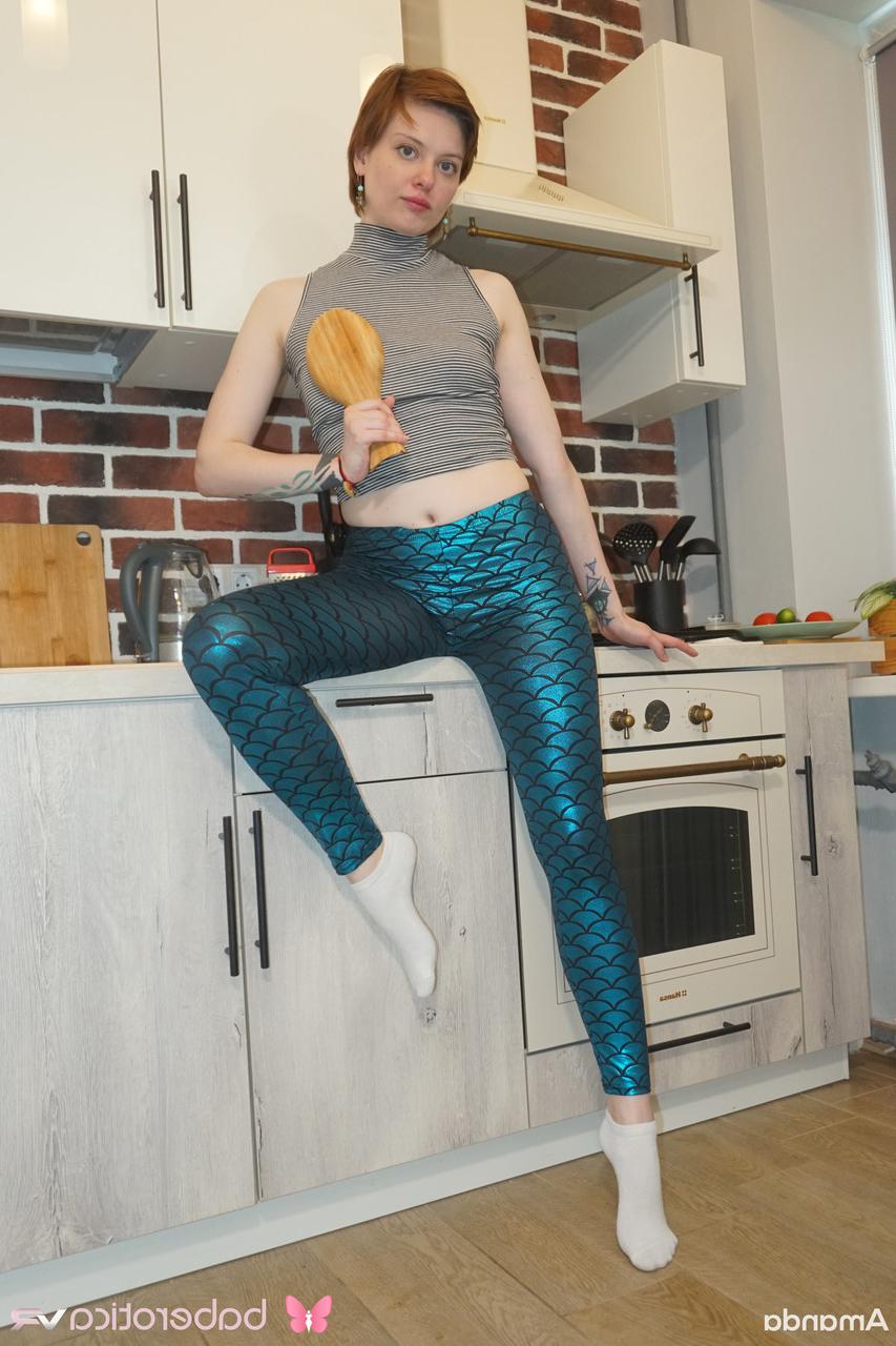 15P Solo-Mädchen mit naturroten Haaren Amanda zerkleinert Käse, während sie auch masturbiert