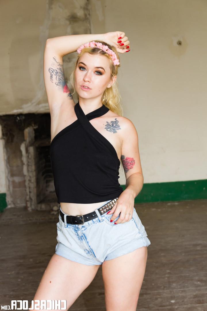17P Misha Cross, jeune blonde tatouée, baise une grosse bite dans un bâtiment abandonné