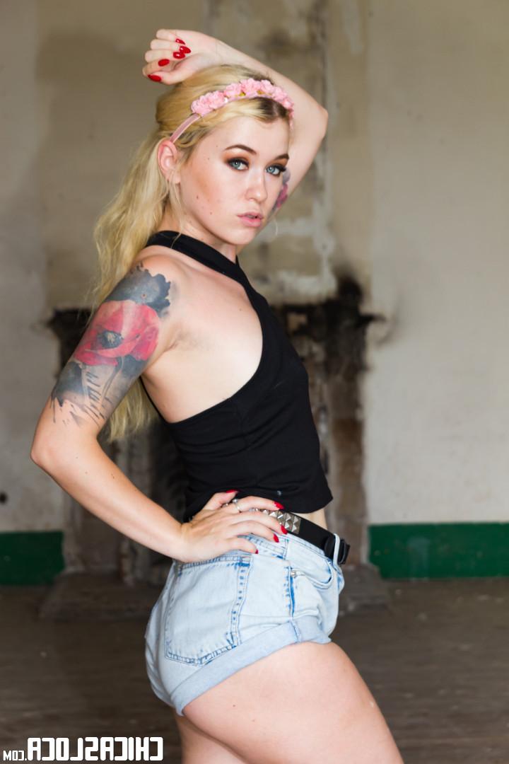 17P Misha Cross, jeune blonde tatouée, baise une grosse bite dans un bâtiment abandonné