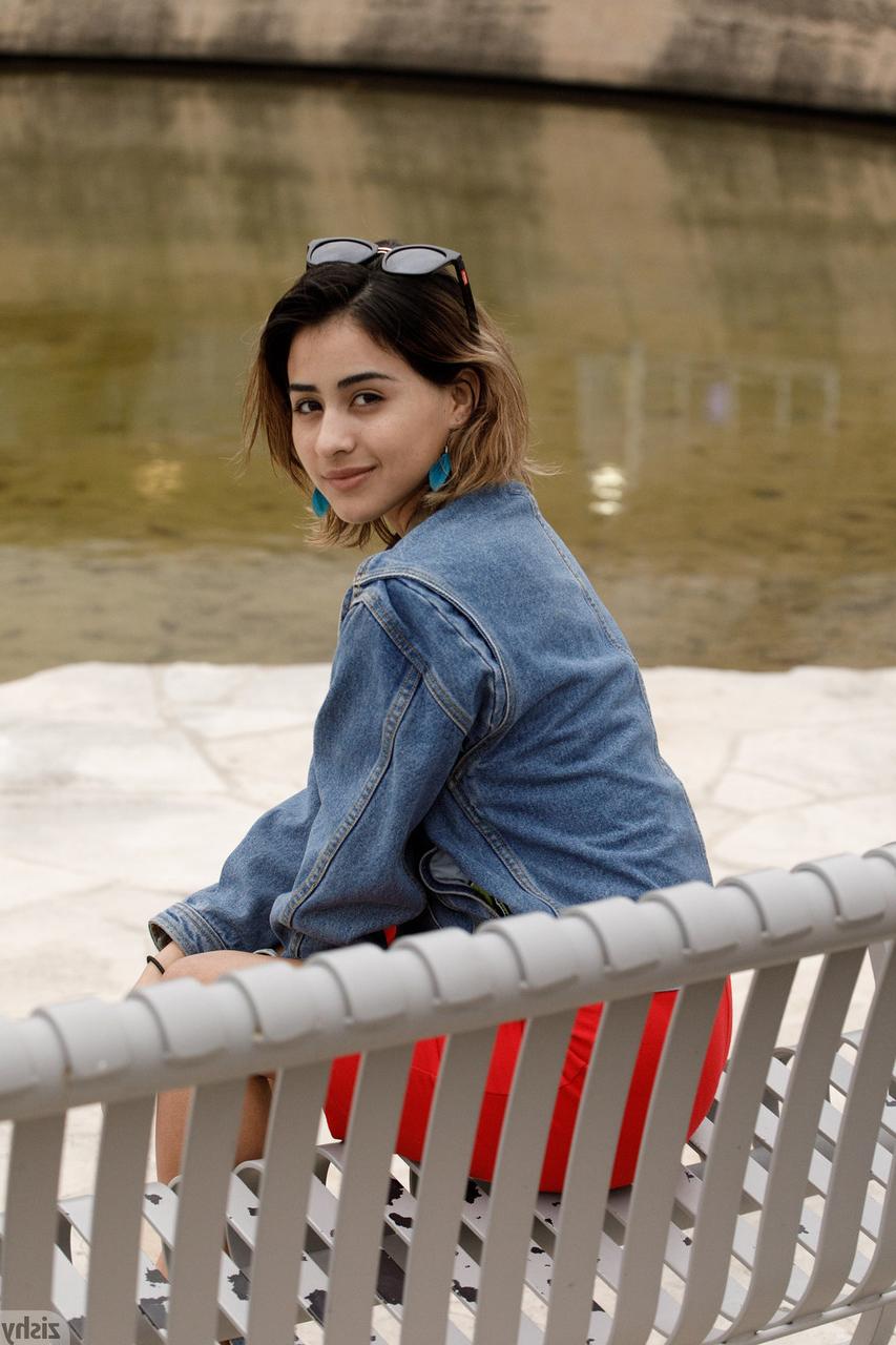 13P La chaude américaine Mia Valentine serre ses gros seins en public.
