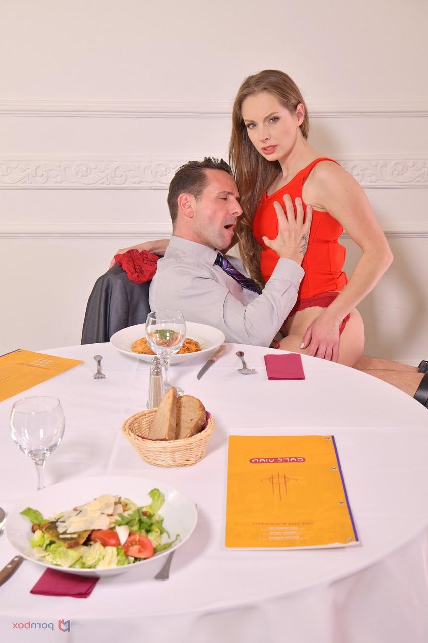 20P A linda esposa Kinuski consegue um DP em um trio MFM selvagem com o marido
