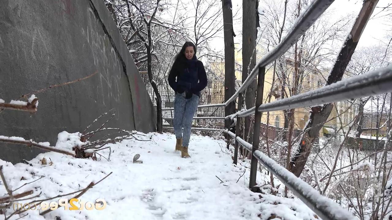 15P Esperansa takes a badly needed piss on snow-covered ground